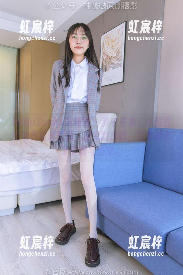 BoBoSocks袜啵啵-小甜豆 BoBoSocks袜啵啵 - 梦中景象:小甜豆的油亮蓝丝壁纸,脚尖微加固,完美融合了软糯与坚定。