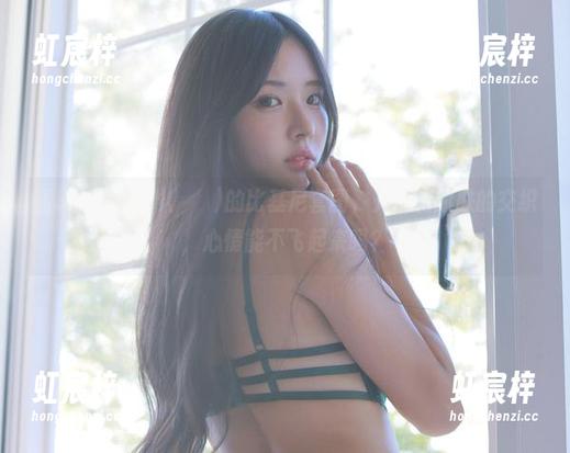 看Habin夏彬(하빈)的比基尼套图，光影和肌肤的交织，心情能不飞起来吗？