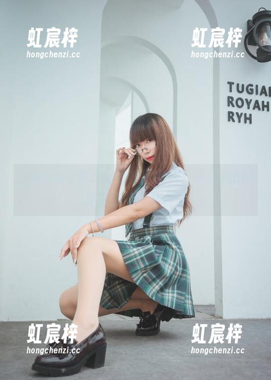 Money冷冷 当Money冷冷化身校园女神,写真和cos交织出的青春合奏