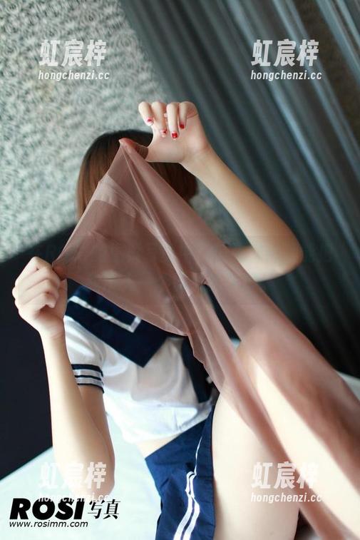 在ROSI的温柔写真中，每张图片都能把我带入一个微妙的梦境。