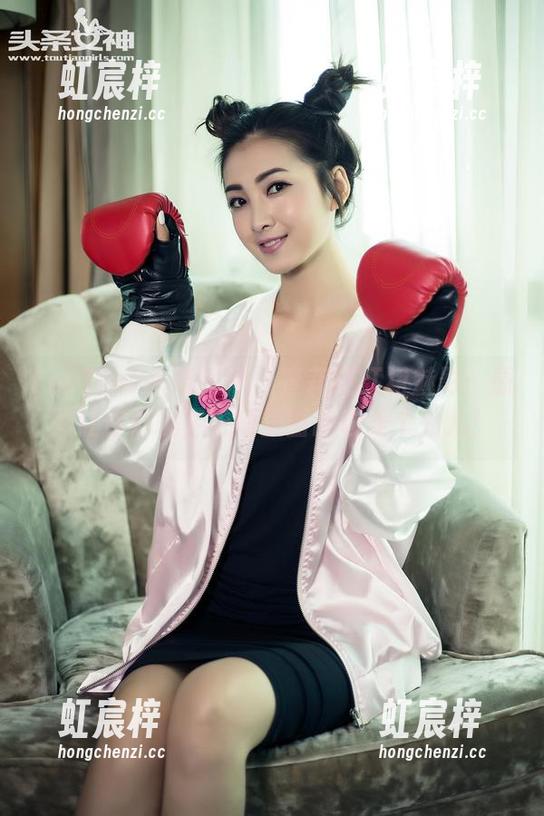 TouTiao头条女神 - 查莉娅红裙魅影：原图让你心跳，更新里面的也是个劲儿！