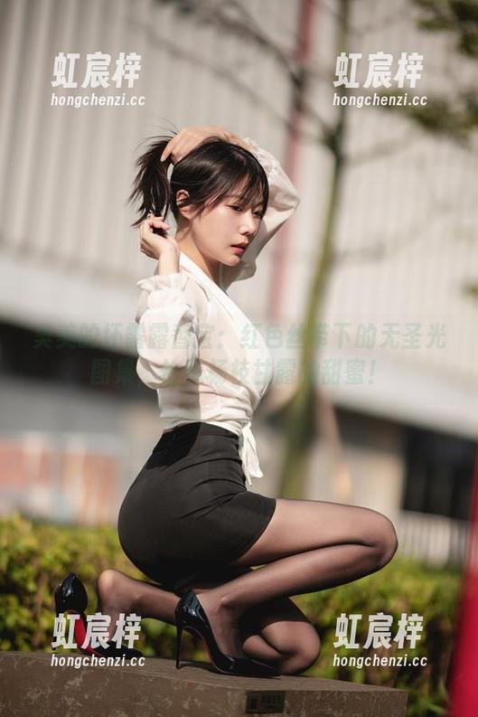 臭美的坏露露香宝：红色丝带下的无圣光图集，恰似杨枝甘露的甜蜜！