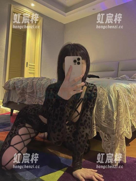 微密圈 - 在宋昱欣的眼中，玫瑰女人竟是她那份美图中的叛逆！