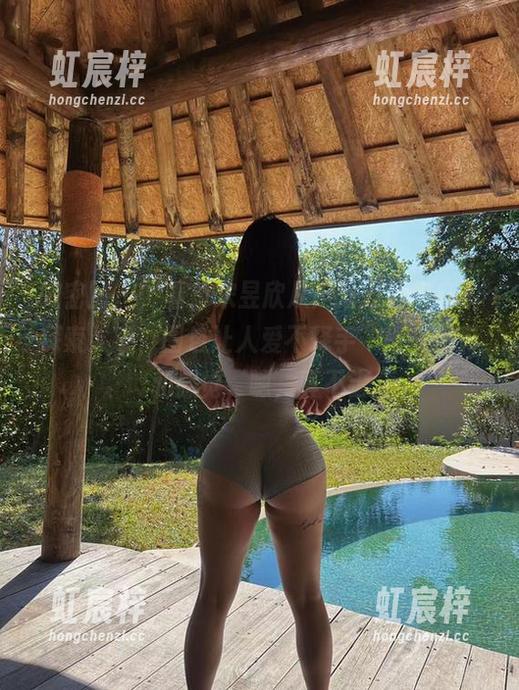 微密圈 - “看，宋昱欣从户外万紫千红中探索灵感，图包让人爱不释手”——色彩和感觉，嗯，真不错