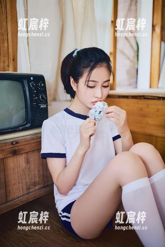 年年Nnian 年年NnianCyberGirl的原图,图包里的那些挑逗小细节