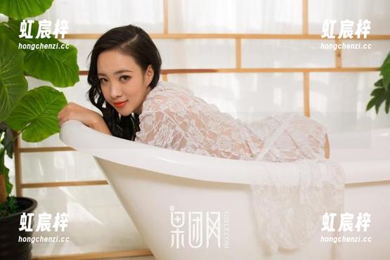 果团网 - 牛仔裤和龚玥菲的完美搭档：最新图集，时尚不怕冷！