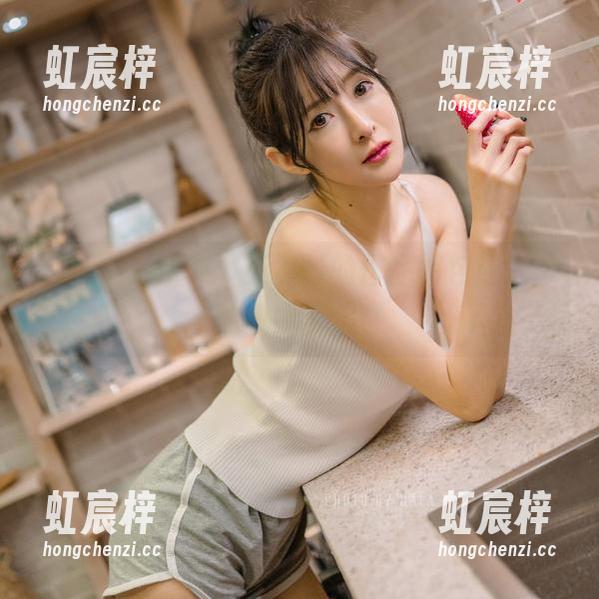 倾心白色吊带，王羽杉的作品图包让人一秒想要度假！
