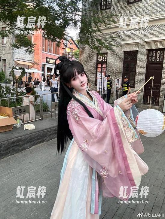 秋山AkI带你体验亚丝娜的光影魔力，绝美套图合集！