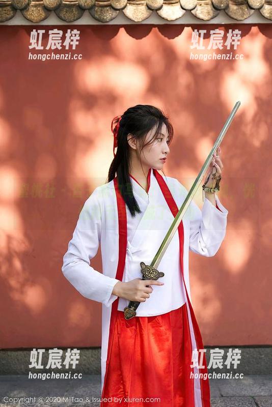蜜桃社 - 杏子黑白写真：当光影交融，恍惚间无圣光成了主角