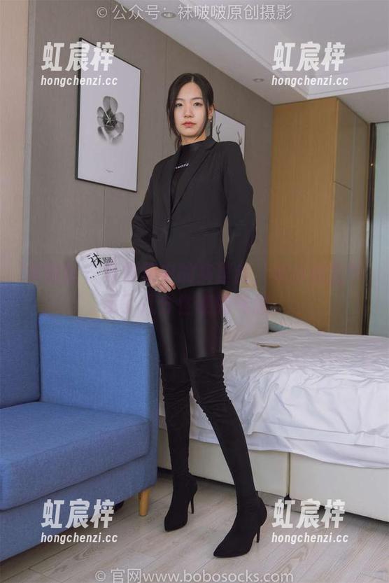 袜啵啵 - 写真集中的裤里丝，给小甜豆平添了几分性感的气息。