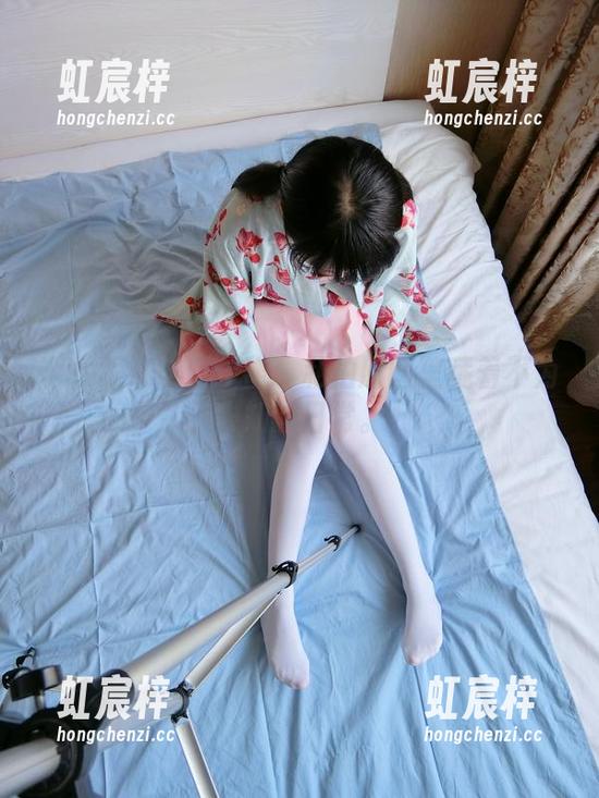 西尔酱 个性眼镜与西尔酱:私拍原图里藏着不为人知的日常。