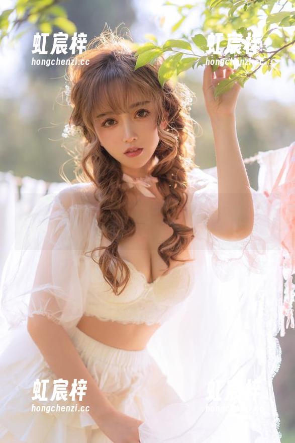 直击颜值：过期米线线的礼服照片，仿佛从梦中走来的仙女
