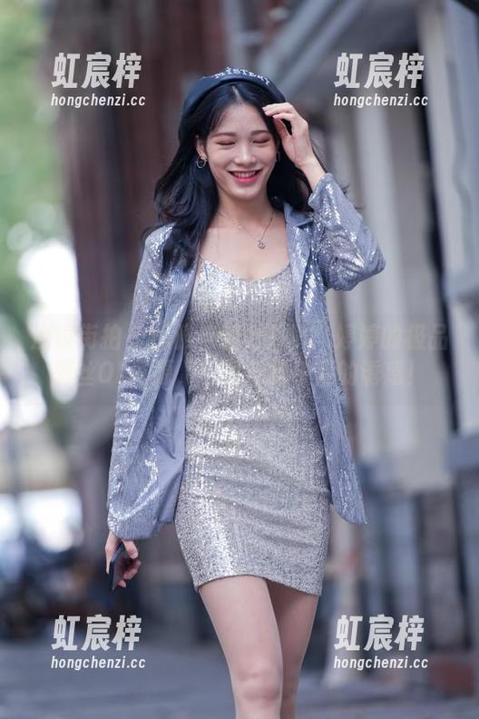 魔镜街拍 - 优雅与活力并肩：婷婷的极品薄丝OL资源，包臀灰裙午后的诱惑！