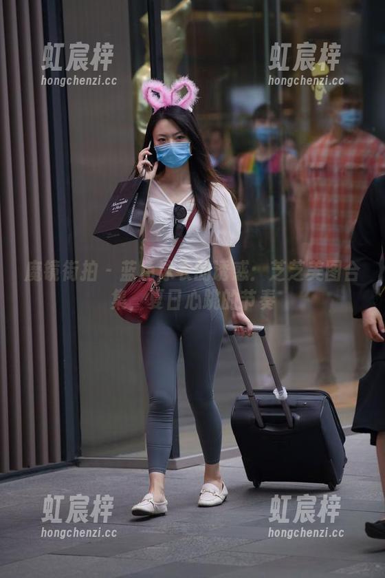 魔镜街拍 - 蓝色泳衣的诱惑：芝芝美图合集，夏日心跳的节奏