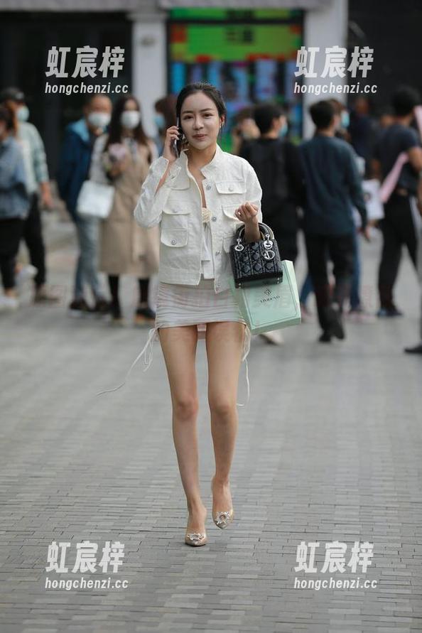 原图速递！魔镜街拍白裙美眉，眼花撩乱的美丽误伤！