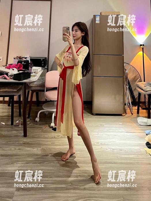 微密圈 - 在黎允熙baby的皮衣写真中，仿佛听到了细微的呼吸声，那种难以捉摸的暗示。